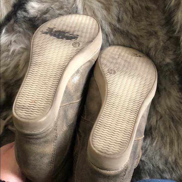 Gold sneaker heel - Picture 3 of 3